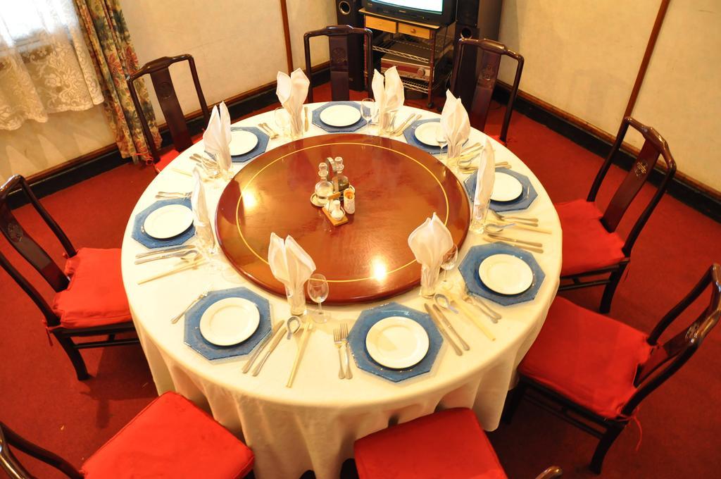 Shangri-La Hotel Uganda Kampala Exteriör bild